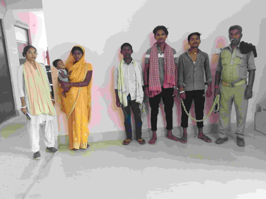 महिला समेत दो महुआ शराब तस्कर गिरफ्तार